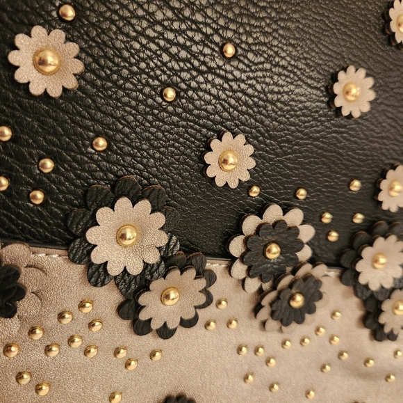 Mia K Petra Tote w/ wristlet  MFK Collection  Color-Pewter, with dustbag NWT - Picture 2 of 11